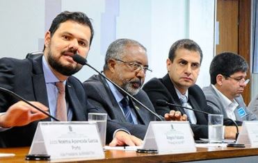 Rescisão de contrato de trabalho sem sindicato fragiliza empregado, aponta debate